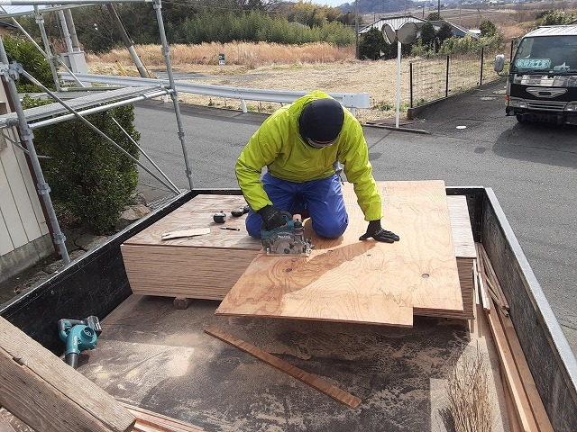 屋根葺き替え工事の野地板重ね張りで使用する構造用合板のカット