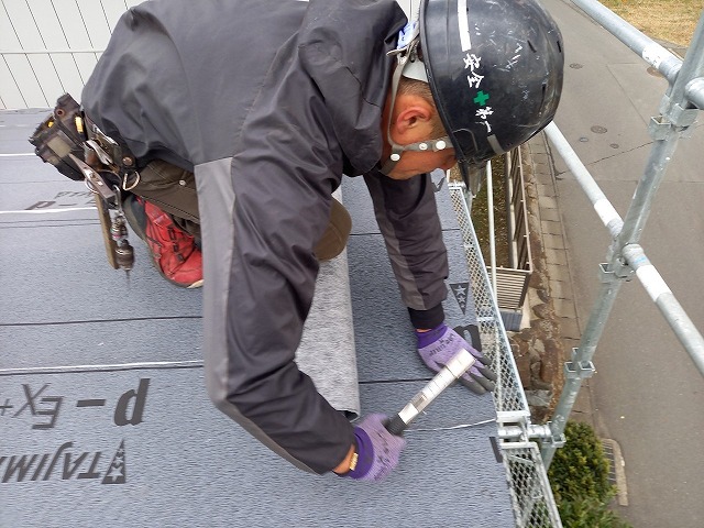 雨漏り修理のための屋根葺き替え工事のルーフィングタッカー留め