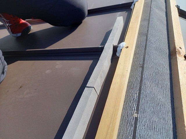 エスジーエル鋼板屋根を用いた葺き替え工事のケミカル面戸取り付け状況