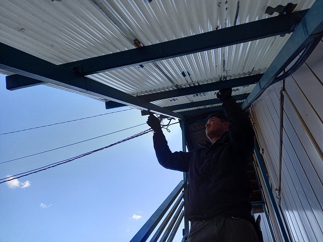 経年劣化で傷んだ外部階段の塩ビ波板の取り外し