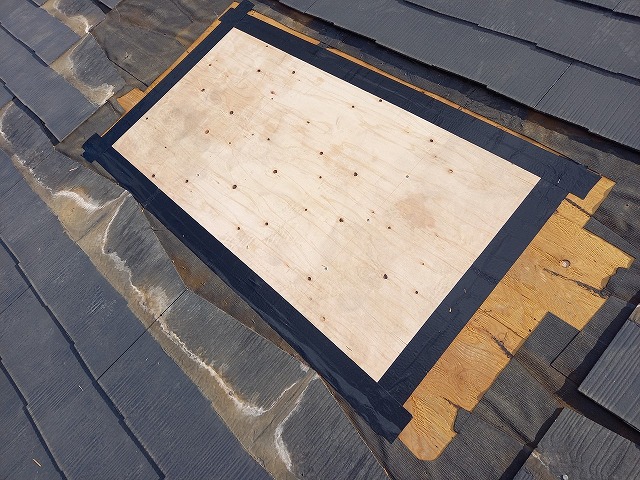 トップライトの撤去後に構造用合板で開口部を塞いで継ぎ目に防水テープを貼り付け