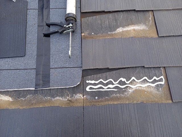 雨漏り修理のためのトップライト撤去工事のスレート屋根本体葺き施工