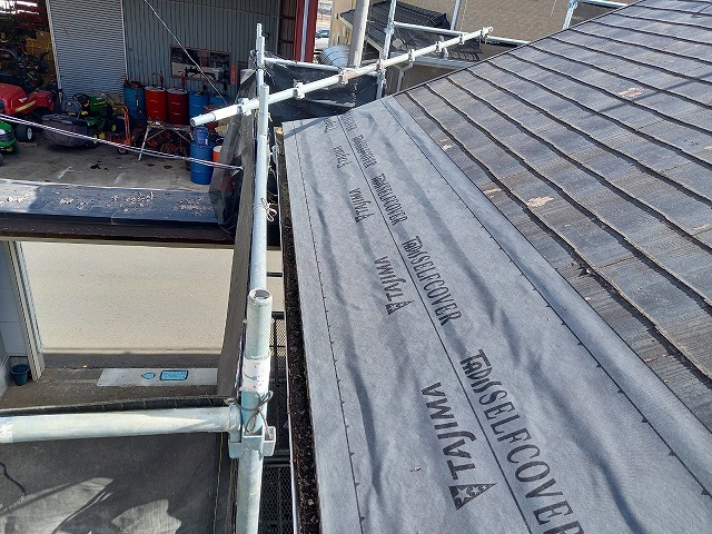 屋根カバー工法リフォームで軒先への改修用粘着層付ルーフィングの敷設