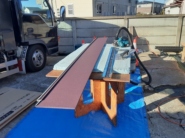 屋根カバー工法リフォームで「スーパーガルテクト」の現場カット