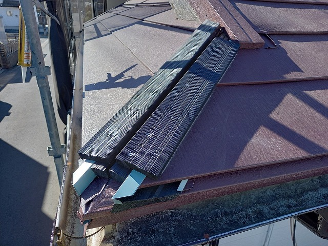 屋根カバー工法リフォームで隅棟部への樹脂製の貫板取り付け