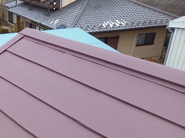 屋根カバー工法リフォームの棟板金設置完了状況