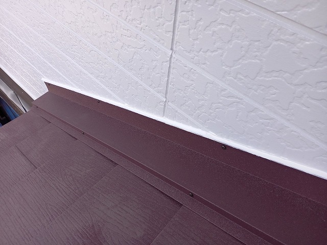 屋根カバー工法リフォームの雨押え板金上へのコーキング処理