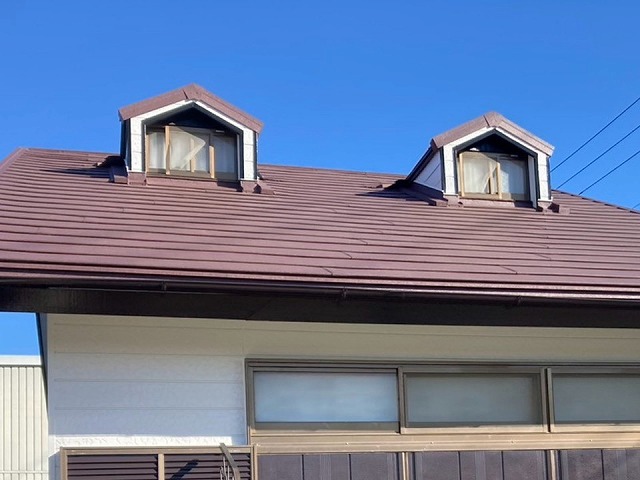 スーパーガルテクトを用いた屋根カバー工法リフォームを行った住宅屋根のドーマー部
