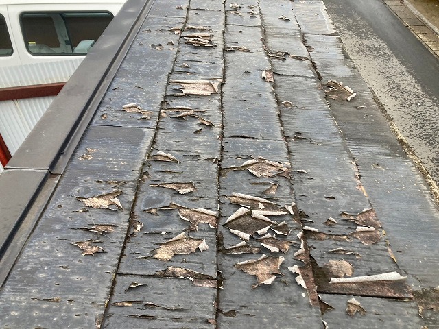 住宅のシャッターゲートのスレート屋根に塗膜剥がれを確認した現場調査