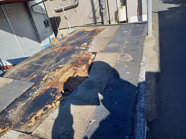 シャッターゲート屋根葺き替え工事の既存スレート屋根を取り外している様子