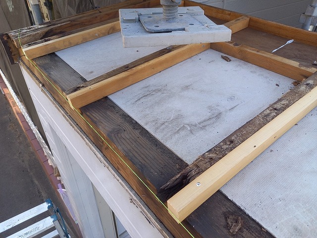 シャッターゲート屋根葺き替え工事で新規垂木の抱かせ施工