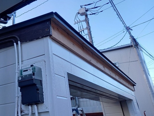 シャッターゲートの屋根葺き替え工事で軒先への水切り部材取り付け