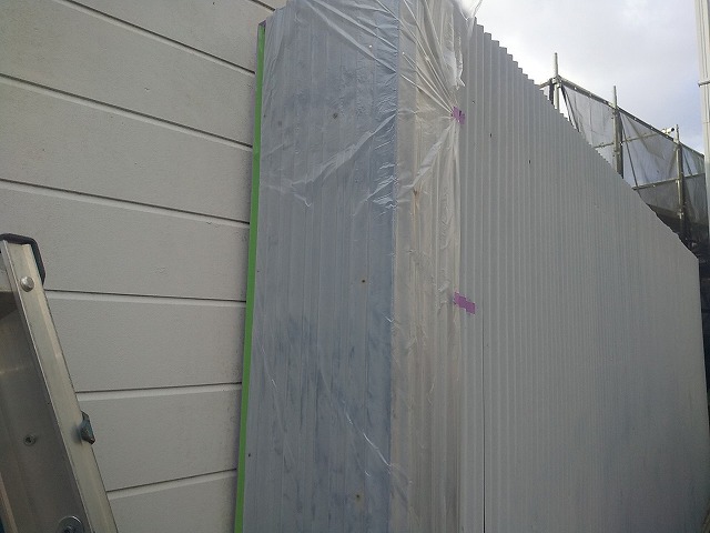 シャッターゲートのサイディング外壁塗装工事で波板への養生