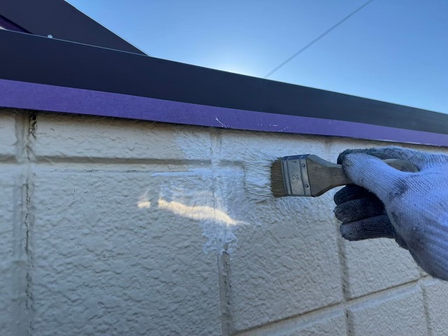 ALC外壁塗装リフォームで笠木との取り合い部へのハケ塗装