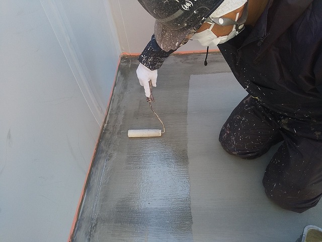 ウレタン塗膜防水工事のプライマー塗布工程