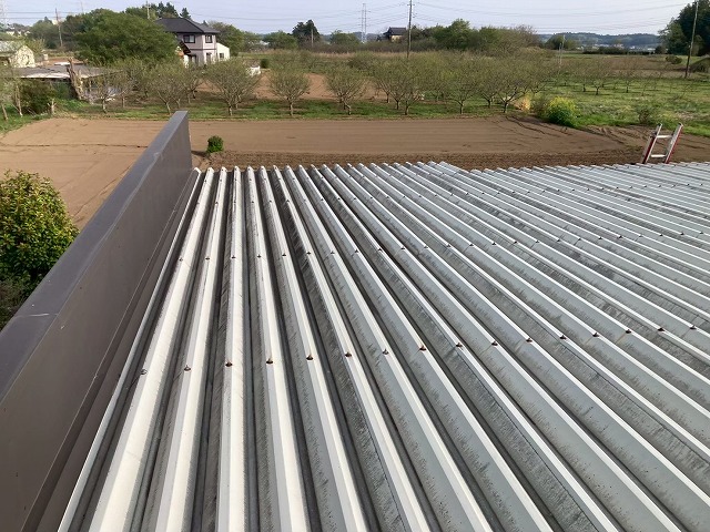 築10年の平屋住宅の折板屋根劣化状況