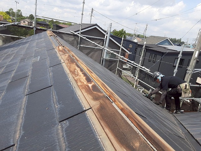 屋根カバー工事で既存棟板金を撤去した後の貫板が傷んでいる状況