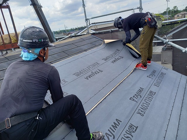 粘着式改質アスファルトルーフィング「タディスセルフカバー」の施工状況