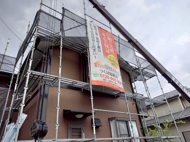 屋根カバー工事で使用する水切り役物をユニック車で搬入