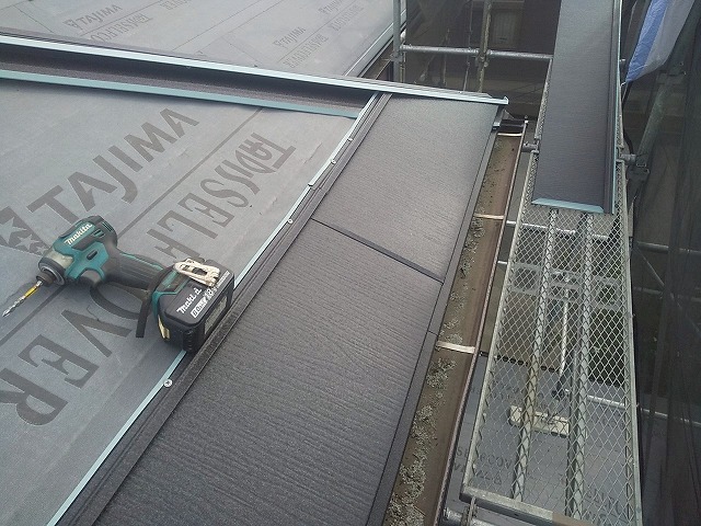 屋根カバー工事で「スーパーガルテクト」本体をC型捨板に差し込んで納めている状況