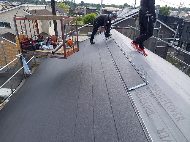 屋根カバー工事の超高耐久ガルバ「スーパーガルテクト」の本体葺き