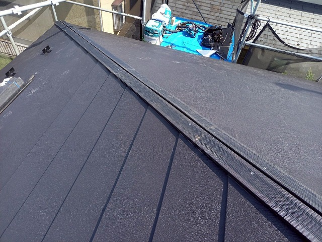 屋根カバー工事で隅棟に樹脂製下地材を取り付けた状況