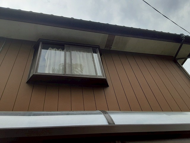 大屋根からの落雪で破損したサンルームポリカ屋根