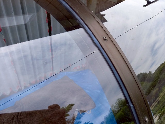 サンルームポリカ屋根張り替え修理で新規ポリカ平板を設置した状況