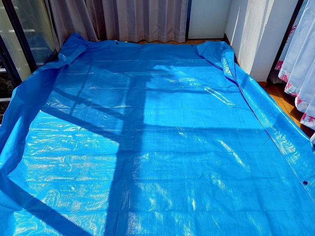サンルームポリカ屋根張り替え修理のブルーシートによる床養生