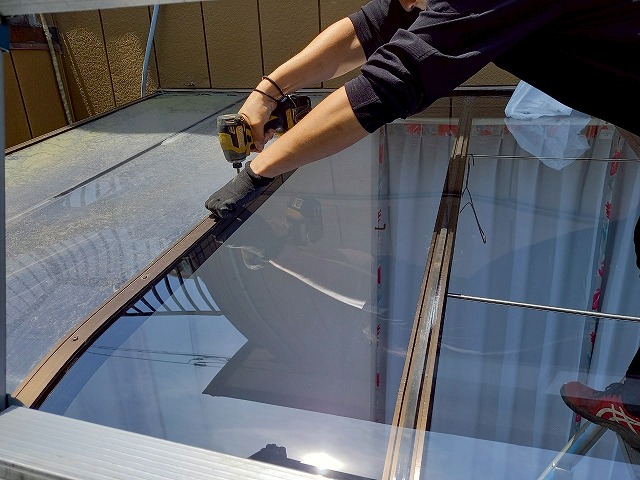 サンルーム屋根張り替え修理で新規ポリカ平板の設置とフレームのビス打ち