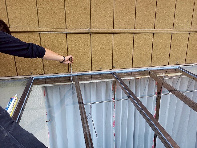サンルーム屋根のポリカ平板と雨押え板金との間のコーキング処理
