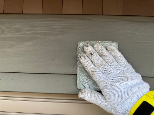 アパート建物塗装リフォームのシャッターボックスへのケレン処理