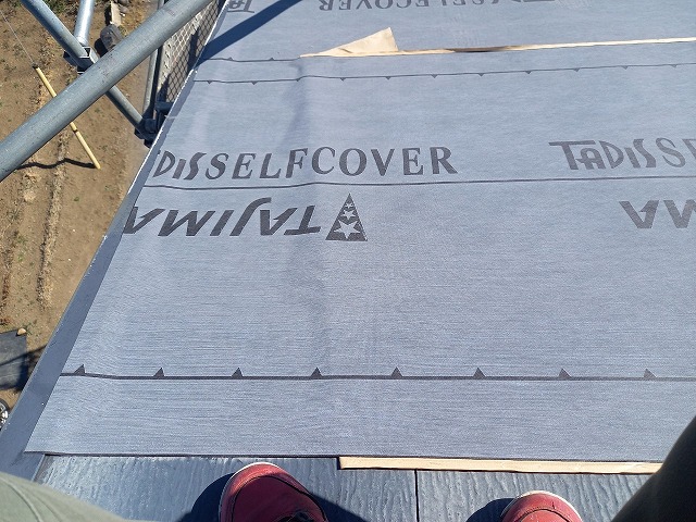 「タディスセルフカバー」の剥離紙を取り除いている状況