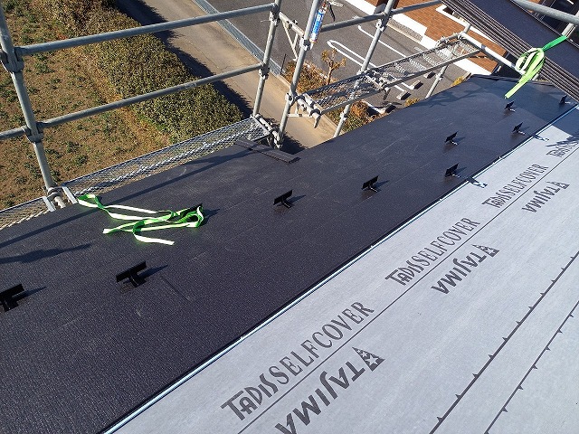 屋根カバー工法リフォームで雪止め金具のビス頭へコーキングを充填