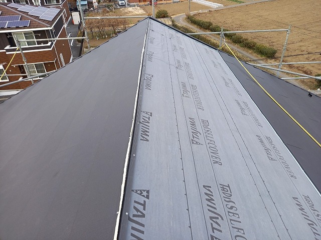 屋根カバー工法リフォームで断熱の高い「スーパーガルテクト」本体葺き