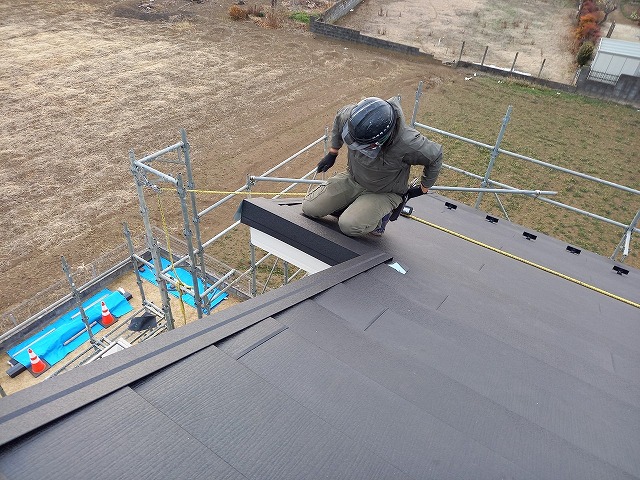 屋根カバー工法リフォームの片流れ用棟包み役物の施工状況