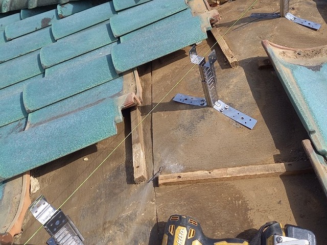 ガイドライン工法による棟瓦取り直し工事の強力棟取り付け状況