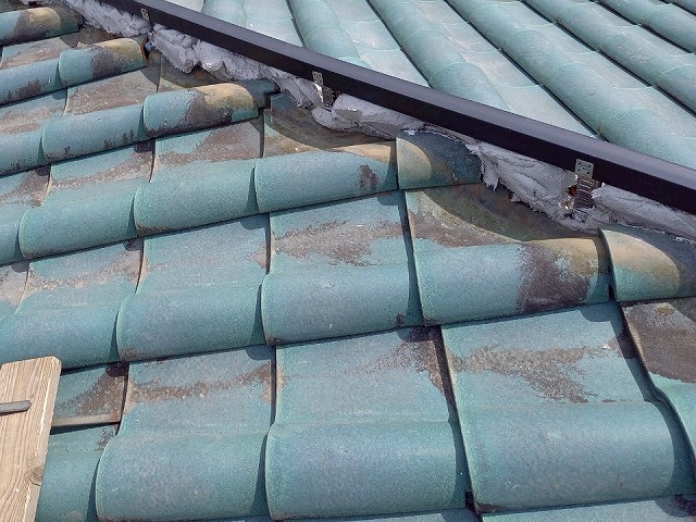 ガイドライン工法による棟瓦取り直し工事の隅棟部への樹脂製垂木取り付け