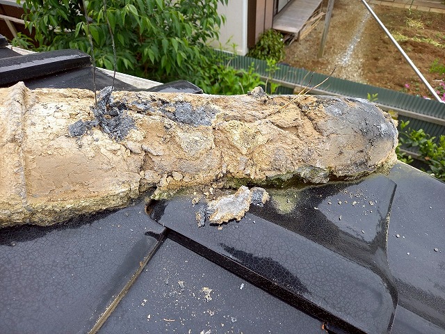 棟瓦が落下しそうだった住宅棟の土台劣化状況