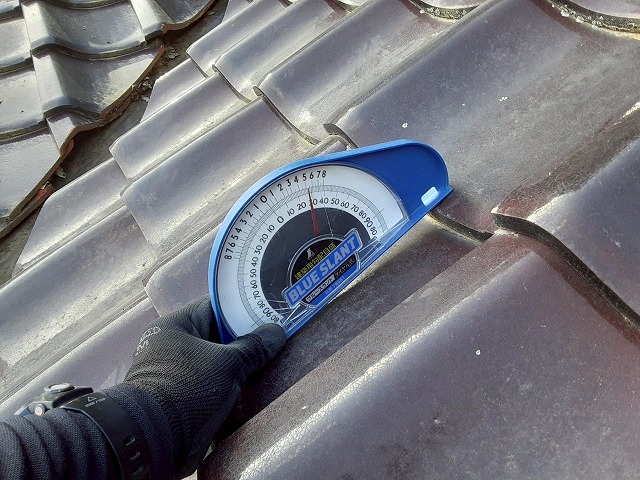 現場調査を行っている店舗建物の5寸勾配屋根