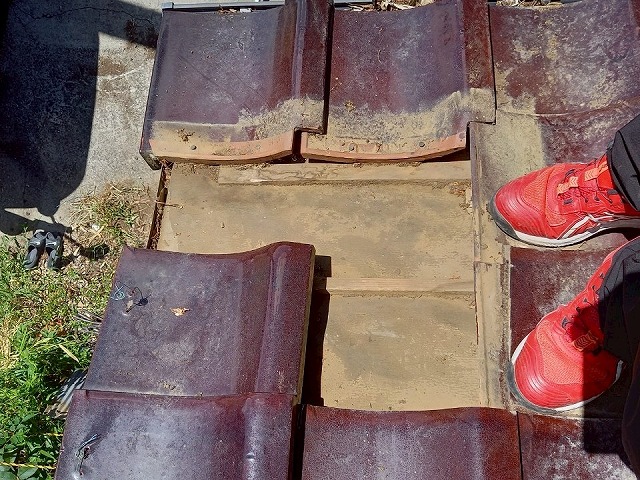 下屋根部の瓦差し替え補修で瓦取り外し後の下地清掃