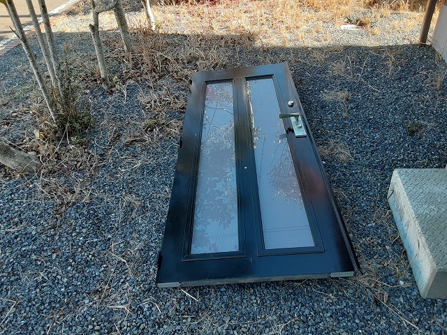 住宅玄関ドアカバー工法リフォームで既存玄関ドアを取り外した状況