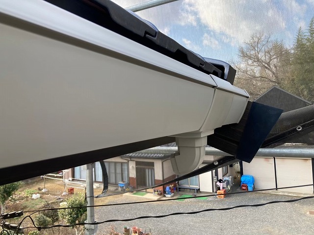 雨樋交換工事で「ファインスケア」の専用部材「Ｆ型集水器」の取り付け状況