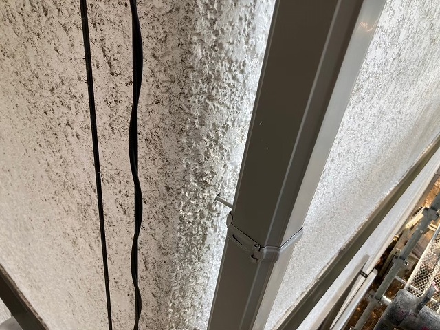 雨樋交換工事の外壁に取り付けた控金具に竪樋を固定