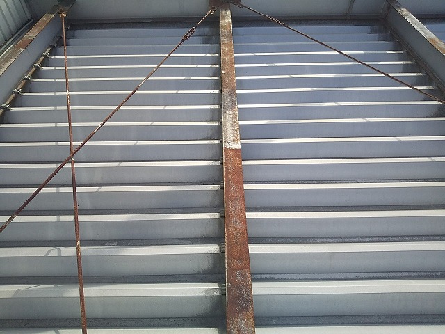 倉庫建物の屋根の鉄骨がサビている状況