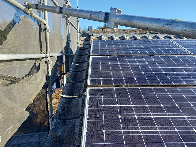 葺き替え工事を行う住宅屋根の太陽光パネル設置状況