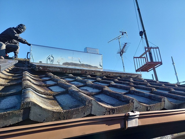 葺き替え工事を行う前の太陽熱温水器取り外し工程