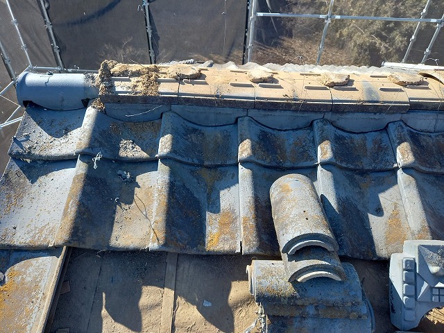 屋根葺き替え工事で棟部の冠瓦を解体