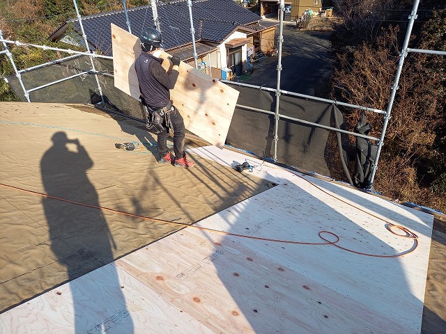 屋根葺き替え工事の野地板増し張り工程で構造用合板の張り施工