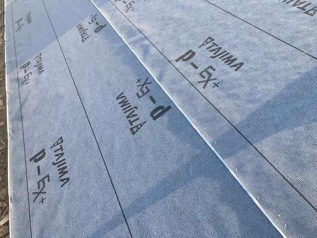 屋根葺き替え工事の改質アスファルトルーフィングタッカー留め